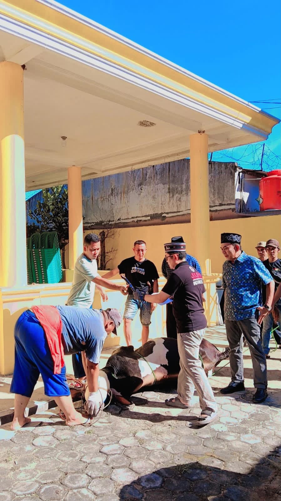 Anggota DPRD Lampung Selatan Jadi Juru Sembelih di Hari Raya Qurban 1447 H. 